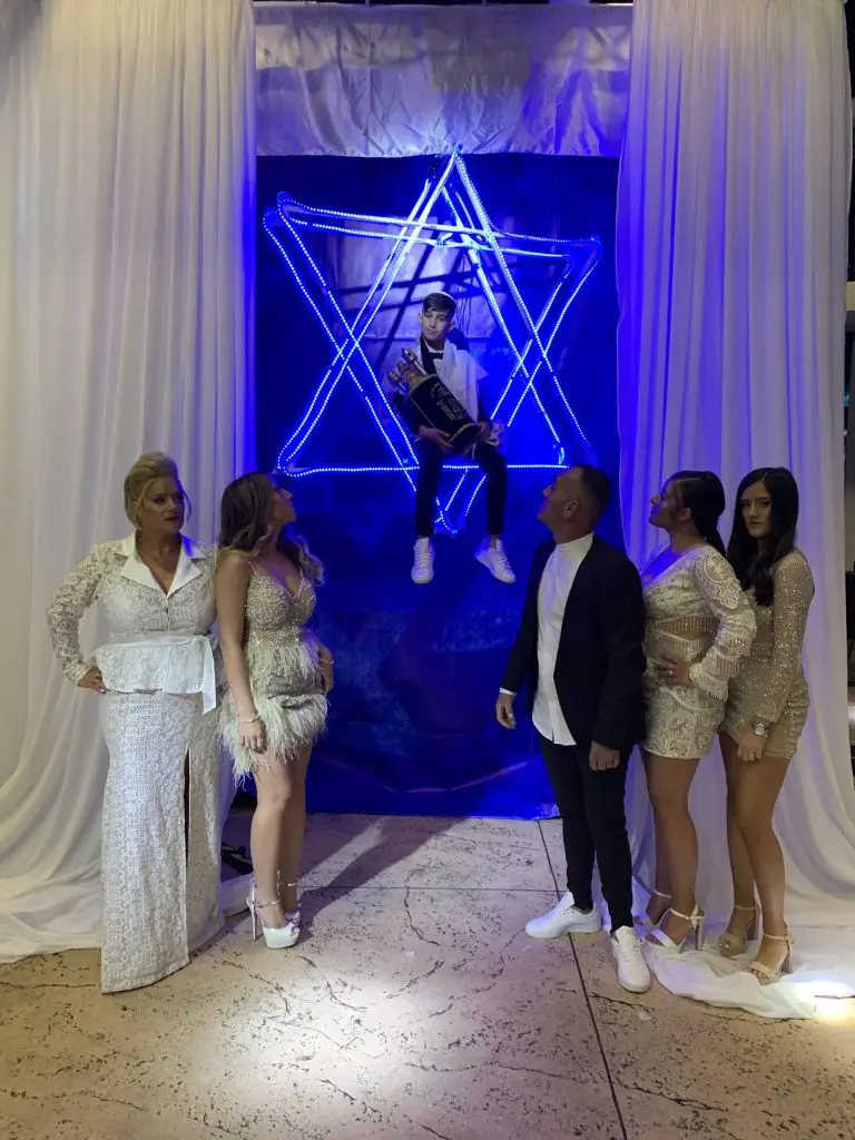 כניסת מגן דוד מהתקרה